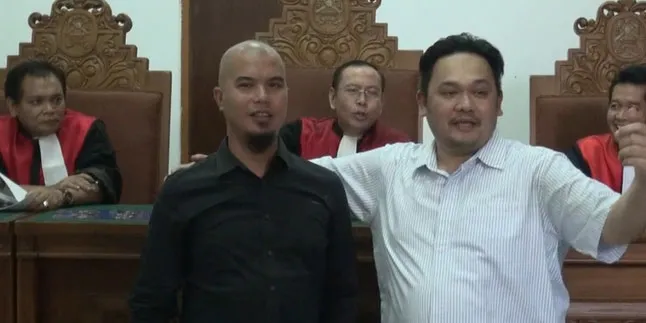 Farhat Hadirkan Pengurus Peradi, Ahmad Dhani Merasa Diuntungkan Farhat Hadirkan Pengurus Peradi, Ahmad Dhani Merasa Diuntungkan