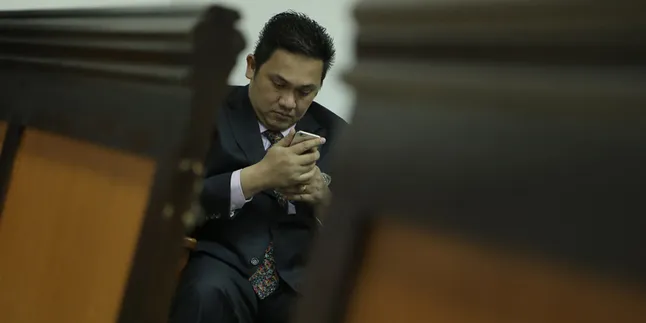 Farhat Tak Berniat Bicara Dengan Henry Yosodiningrat Farhat Tak Berniat Bicara Dengan Henry Yosodiningrat