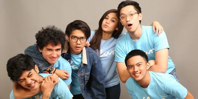 Fashion 90-an Ala Karakter 'DILAN 1990', Tetap Keren Dipakai di Jaman Now