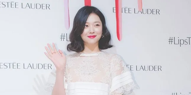 Fashion Musim Semi, Penampilan Cantik & Stylish Sulli Pakai Bralette