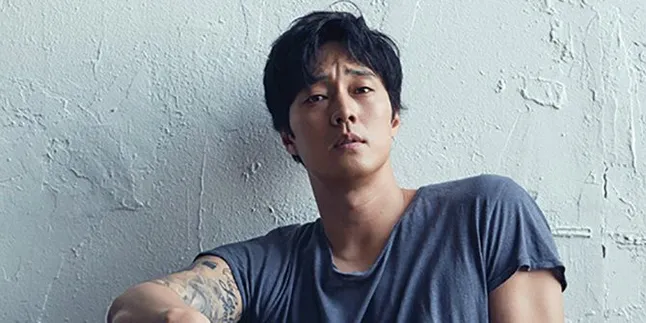 Fashion So Ji Sub Menuju Jakarta, Dari Atas ke Bawah Serba Hitam Fashion So Ji Sub Menuju Jakarta, Dari Atas ke Bawah Serba Hitam