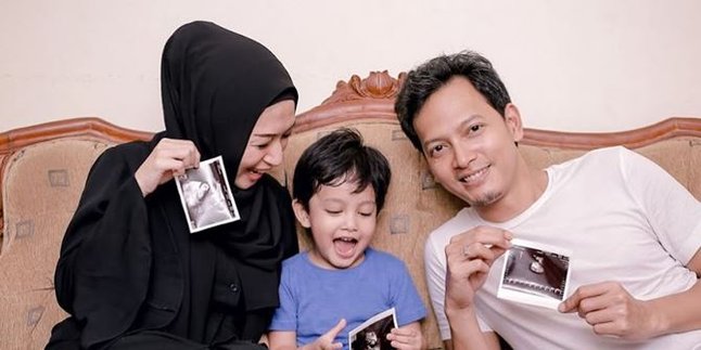 Fedi Nuril Announces Vanny Widyasasti's Second Pregnancy, Posts Intimate Photo of Them Lying Down on His Wife's Lap