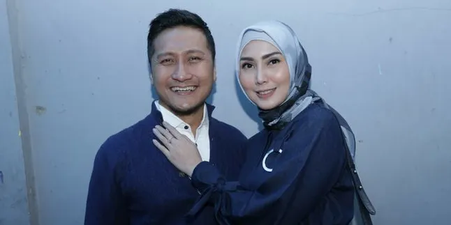 Fenita Ultah, Arie Untung Beri Kado Mobil Mewah Sebagai Hadiah Berhijab Fenita Ultah, Arie Untung Beri Kado Mobil Mewah Sebagai Hadiah Berhijab