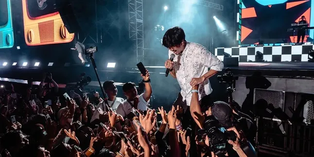 The Phenomenon of the 90s Revival Among Gen Z, From Sheila on 7 to Analog Cameras