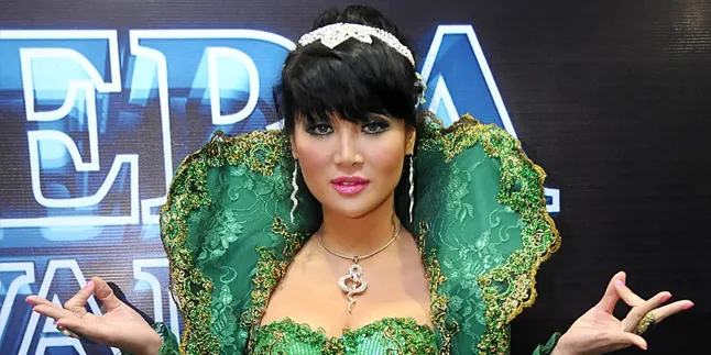 Fifie Buntaran Dandan Laksana Dewi Ular di OVJ Award