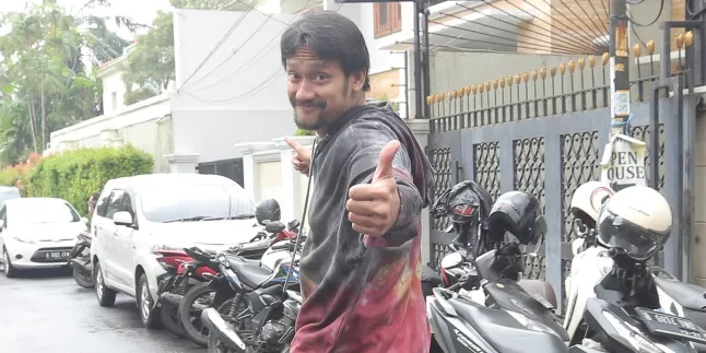 Film 'ARISAN!' Pecah Pada Masanya, Ternyata Tora Sudiro Harus Ulangi Adegan Ciuman dengan Surya Saputra 11 Kali Film 'ARISAN!' Pecah Pada Masanya, Ternyata Tora Sudiro Harus Ulangi Adegan Ciuman dengan Surya Saputra 11 Kali