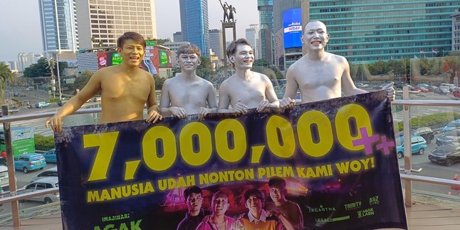 Movie 'AGAK LAEN' Reaches 7 Million Viewers, Cast Fulfills Vow to Become Silver and Gold Humans at Bundaran HI