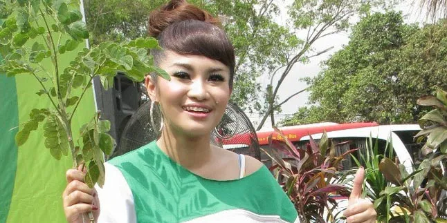 Fitri Carlina Ingin Kenaikan BBM Kurangi Penggunaan Kendaraan Pribadi Fitri Carlina Ingin Kenaikan BBM Kurangi Penggunaan Kendaraan Pribadi