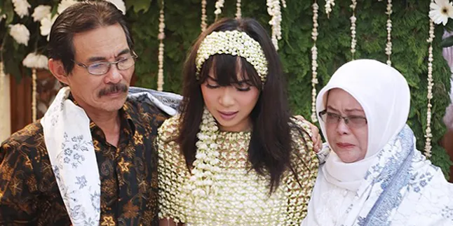 Fitri Tropica Aksi Ice Bucket Challenge Saat Prosesi Siraman Fitri Tropica Aksi Ice Bucket Challenge Saat Prosesi Siraman
