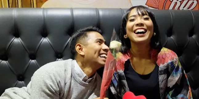 Fitrop Tantang Suami Untuk Tahan Tawa, Siapakah Pemenangnya?