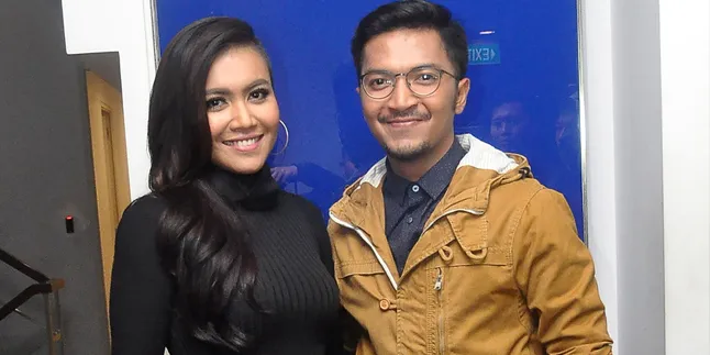 Fitting Gaun Bareng Ihsan Tarore, Denada Bakal Segera Menikah? Fitting Gaun Bareng Ihsan Tarore, Denada Bakal Segera Menikah?