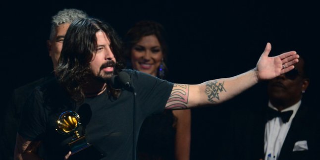 Foo Fighters 'Dipukul' Pink Floyd, Dave Grohl Buka Suara..