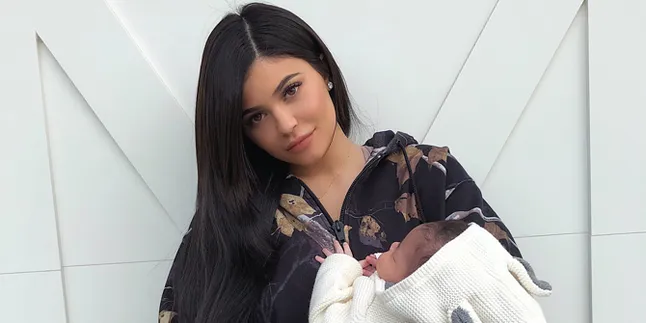 [FOTO] 1 Bulan Usai Melahirkan, Kylie Jenner Pamer Perut Rata