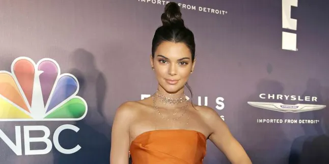 [FOTO] Ada Yang Aneh, Kaki Kendall Jenner Bikin Netizen Bingung