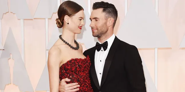 [FOTO] Adam Levine - Behati Prinsloo, Pasangan Kompak & Serasi