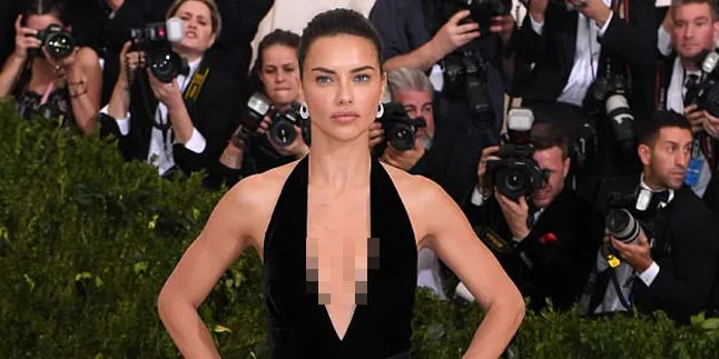 [FOTO] Adriana Lima Tertangkap Kamera Ciuman Dengan Pria Ini