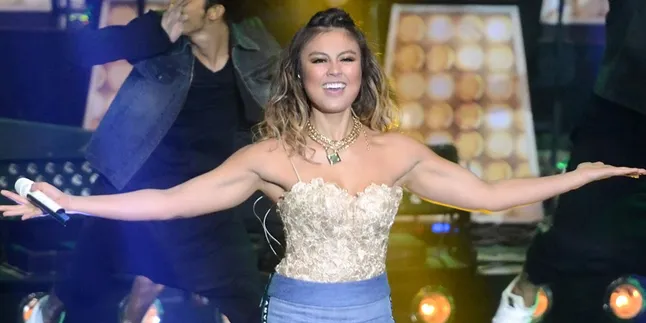 FOTO: Agnez Mo Pamer Badan Seksi, Julia Perez Melongo Terpesona FOTO: Agnez Mo Pamer Badan Seksi, Julia Perez Melongo Terpesona