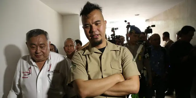 [FOTO] Ahmad Dhani Gendong Baby Airlangga, Mulan: Kesayanganku