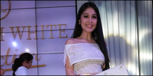 [FOTO] Akhirnya! Si Ganteng Inikah Sosok Pacar Sandra Dewi?
