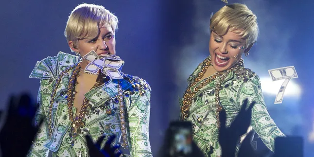 FOTO: Aksi Liar Miley Cyrus di Atas Panggung, Bikin Geleng Kepala