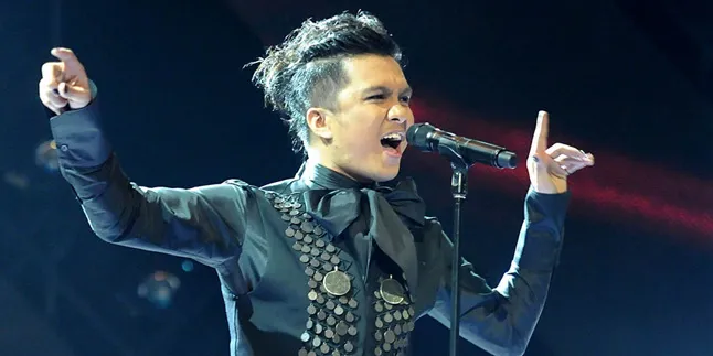 [Foto] Alex Rudiart Tampil Gothic Bawakan Lagu Melayu