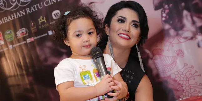 [FOTO] Amora Mulai Belajar Mengaji, Cantik Pakai Kerudung