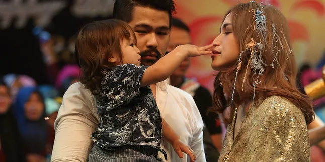 [FOTO] Anak Pintar, Baby El Ciptakan Kotak Mainan Sendiri!
