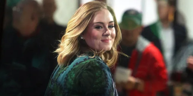 FOTO: Asyik Belanja, Adele Pamer Wajah Asli Tanpa Make Up