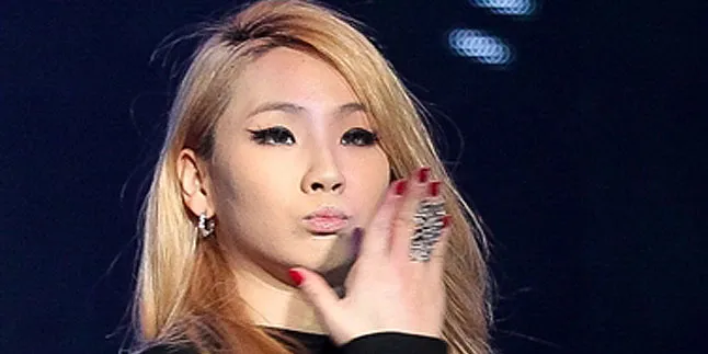 [FOTO] Asyik Hisap Hookah, CL 2NE1 Tuai Kontroversi