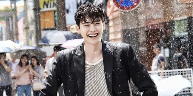 FOTO: Asyik Main di Game Center, Lee Jong Suk Pakai Sandal FOTO: Asyik Main di Game Center, Lee Jong Suk Pakai Sandal