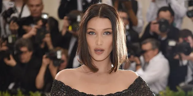 [FOTO] Asyik Main Sky, Bella Hadid Malah Jatuh Terjungkal