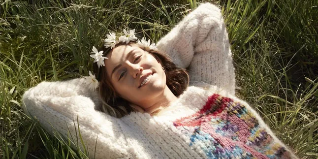 [FOTO] Asyik Shopping, Miley Cyrus Sengaja Tak Pakai Celana