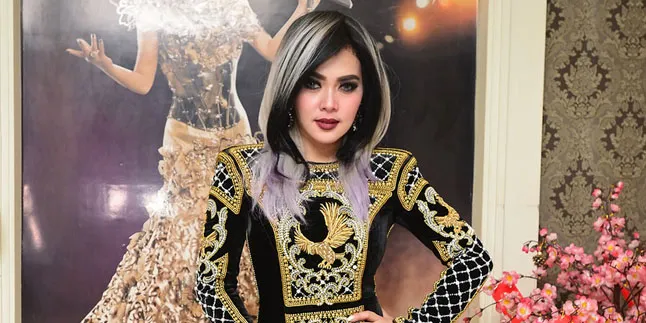 [FOTO] Aura Seksi Syahrini, Pamer Lekuk Tubuh Bak Gitar Spanyol