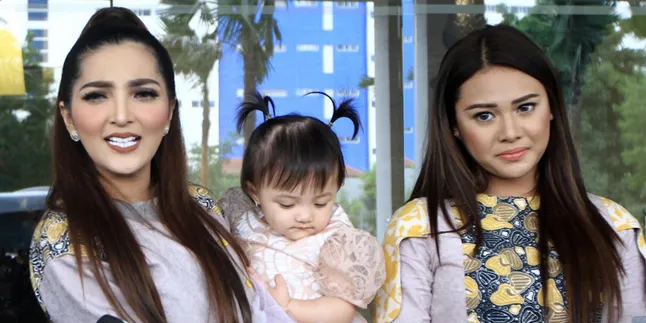 [FOTO] Aurel - Ashanty Berhijab Cantik, Ajak Arsy Ikutan Selfie