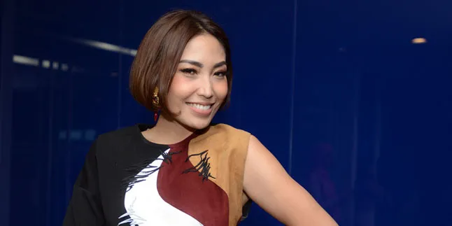 [FOTO] Ayu Dewi Dirawat di RS, Pakai Alat Bantu Pernafasan