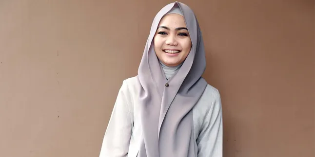 [FOTO] Bagai Pinang Dibelah Dua, Rina Nose & Ibunya Mirip Banget!