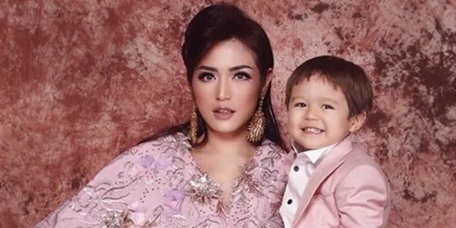 FOTO: Bagai Ratu & Pangeran Cilik, Ini Gaya Jedar Bersama Baby El