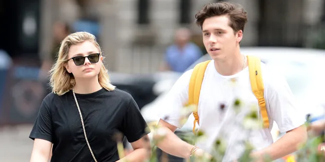 [FOTO] Bahagia Balikan, Brooklyn Beckham Gandeng Mesra Chloe Moretz