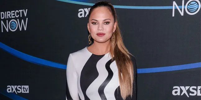 [FOTO] Bahagia Dengan Kehamilan ke-2, Chrissy Teigen Pamer Baby Bump