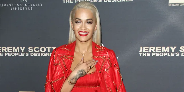 [FOTO] Baju Melorot, Rita Ora Alami Nip Slip di Depan Umum