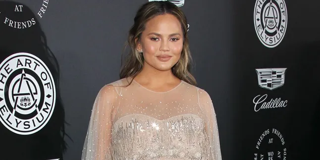 [FOTO] Bajunya Kekecilan, Chrissy Teigen Pede Pamer Perut Buncit