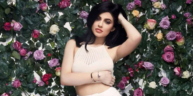 [FOTO] Bantah Rumor Oplas, Payudara Kylie Jenner Makin Besar