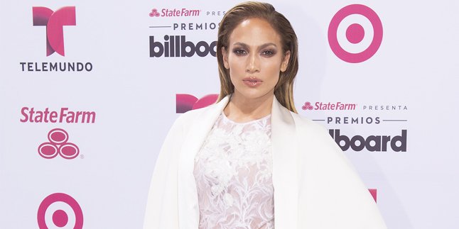 FOTO: Banyak Tingkah, Kostum Jennifer Lopez Robek di Atas Stage