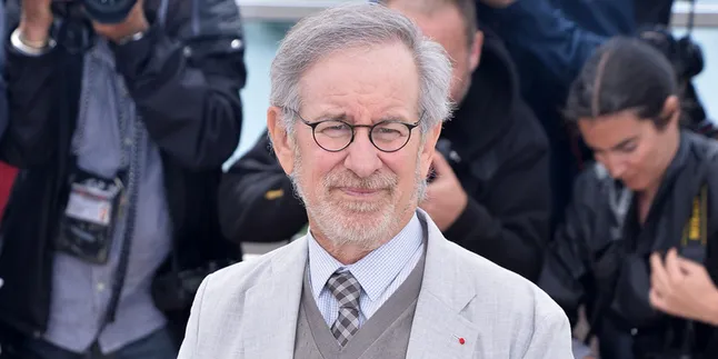 Foto Bareng Bangkai Dinosaurus, Steven Spielberg Dihujat Massa