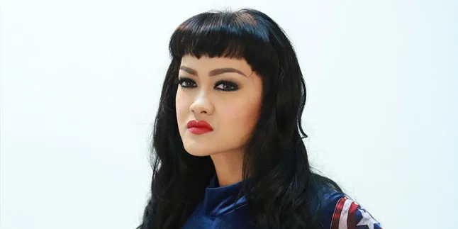 Foto Bareng Boyzone, Jupe Diingatkan Agar Tak Buat Mumu Cemburu