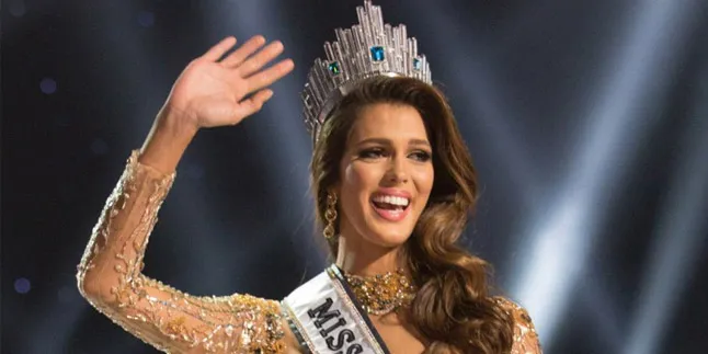 Foto Bareng Cewek, Benarkah Miss Universe 2016 Suka Sesama Jenis?