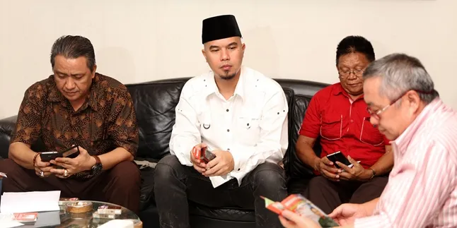 Foto Bareng Fadli Zon, Ahmad Dhani Belum Move On Dari Hape Jadul Foto Bareng Fadli Zon, Ahmad Dhani Belum Move On Dari Hape Jadul