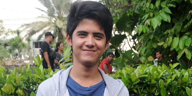 Foto Bareng 'Manusia Serigala', Aliando Pamer Otot Kekarnya