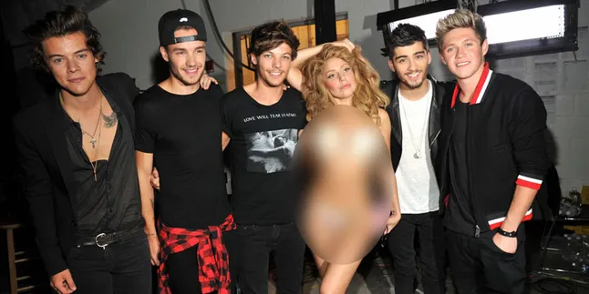 Foto Bareng One Direction, Gaga Pakai Bikini Kerang