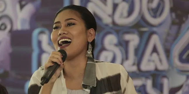 Foto Bareng Sambil Gandengan Tangan, Evi Masamba & Suami Udah Akur Nih